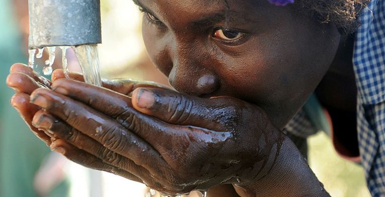 Am 12.01.2010 kamen beim Erbeben in Haiti nach offiziellen Angaben 230.000 Menschen ums Leben. Mehr als eine Millionen Menschen wurden obdachlos. Dank der Aufbauhilfe der DKH konnten bis zum Ende des Jahres 2010 die Häuser von 2.600 Menschen wieder errichtet werden. Das Gros der Menschen lebt jedoch noch immer in Zelten inmitten der Ruinen. Die hygienischen Bedingungen sind schwierig, die Trinkwasserversorgung ist zusammengebrochen. Seit Oktober 2010 grassiert zudem die Cholera im Land. Angesichts der schwierigen hygienischen Bedingungen und der fehlenden Trinkwasserversorgung fürchten Experten eine landesweite Epidemie. Neben dem Wiederaufbau unterstützt die Diakonie Katastrophenhilfe daher Gesundheitseinrichtungen mit Medikamenten und Material für die Behandlung von Erkrankten. Außerdem informieren Helfer über Hygienemaßnahmen und verteilen Seife und Wasserreinigungstabletten, um zu vermeiden, dass sich die Krankheiten wie die Cholera weiter ausbreiten. Bis Ende 2010 hatte die Diakonie Katastrophenhilfe 23 Projekte im Umfang von 8,8 Millionen Euro auf den Weg gebracht – Hilfe für mehr als 250.000 Erdbebenopfer. Foto zeigt: Eine junge Frau trinkt am Dienstag (30.11.10) in Rousseau rund 80 Kilometer noerdlich von Porte-au-Prince (Haiti) aus einem Brunnen Wasser. Die Gefahr ist gross, dass das Wasser aus den Brunnen und Fluessen mit Cholera-Bakterien verseucht ist.