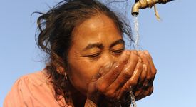 Dorfbewohnerin an ihrem Wasserhahn bzw. Wasserstelle.In der Provinz Oudomxay im Norden von Laos haben viele Familien nur eingeschränkten Zugang zu sauberem Wasser. Meist nutzen sie verunreinigtes Brunnen- bzw. Flusswasser; Durchfälle und andere Krankheiten sind die Folge. CDEA hilft in drei Dörfern bei der Installation von Wasserversorgungssystemen und schult die Bewohner in ihrer Handhabung und Wartung. Asien; Südostasien; Laos; Demokratische Volksrepublik LaosCDEA; Community Development and Environment