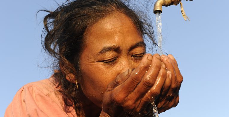 Dorfbewohnerin an ihrem Wasserhahn bzw. Wasserstelle.In der Provinz Oudomxay im Norden von Laos haben viele Familien nur eingeschränkten Zugang zu sauberem Wasser. Meist nutzen sie verunreinigtes Brunnen- bzw. Flusswasser; Durchfälle und andere Krankheiten sind die Folge. CDEA hilft in drei Dörfern bei der Installation von Wasserversorgungssystemen und schult die Bewohner in ihrer Handhabung und Wartung. Asien; Südostasien; Laos; Demokratische Volksrepublik LaosCDEA; Community Development and Environment