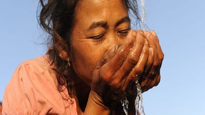 Dorfbewohnerin an ihrem Wasserhahn bzw. Wasserstelle.In der Provinz Oudomxay im Norden von Laos haben viele Familien nur eingeschränkten Zugang zu sauberem Wasser. Meist nutzen sie verunreinigtes Brunnen- bzw. Flusswasser; Durchfälle und andere Krankheiten sind die Folge. CDEA hilft in drei Dörfern bei der Installation von Wasserversorgungssystemen und schult die Bewohner in ihrer Handhabung und Wartung. Asien; Südostasien; Laos; Demokratische Volksrepublik LaosCDEA; Community Development and Environment