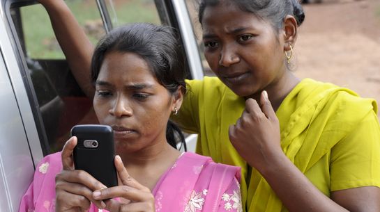 Zwei Frauen mit Mobiltelefon