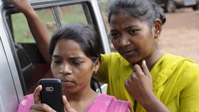 Zwei Frauen mit Mobiltelefon