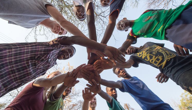 Team-Building: Es braucht Zeit, bis die Freiwilligen aus Deutschland mit den einheimischen Jugendlichen in Kontakt kommen. Gemeinsame Spiele brechen das Eis. Und eines Tages soll ein kleines Jugendzentrum eröffnen.Janne Schlag, 20, und Marcel Reimann, 19, sind "weltwärts"-Freiwillige in Sambia. Sie leben in der Nähe des Örtchens Sinazeze und engagieren sich dort in einem von der Organisation Kaluli Development Foundation initiierten Jugendprojekt. Brot für die Welt entsendet jedes Jahr junge Menschen als Freiwillige in verschiedene Länder. Aktuell sind dies Costa Rica, Georgien, Kambodscha, Kamerun und Sambia. Die jungen Erwachsenen arbeiten in Projekten von Partnerorganisationen mit, setzen sich mit entwicklungspolitischen Themen auseinander und sammeln nebenbei wertvolle Lebenserfahrungen.Foto: Helge Bendlwww.helgebendl.comAlle Rechte vorbehalten / All rights reserved.