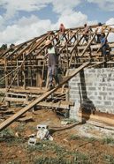 Bau von HÃ¤usern in Naro, das auch Cogea 2 genannt wird. Es entstehen die ersten zwei ModellhÃ¤user.Der Partner von Brot fÃ¼r die Welt, FCOSS - Fiji Council of Social Services unterstÃ¼tzt die Umsiedlung des Dorfes Cogea. Cogea wurde vom Zyklon "Yasa" Ende 2020 zerstÃ¶rt.