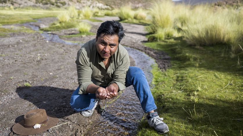 Edson Muraña trinkt aus einem Bach nahe des Salar de Uyuni.