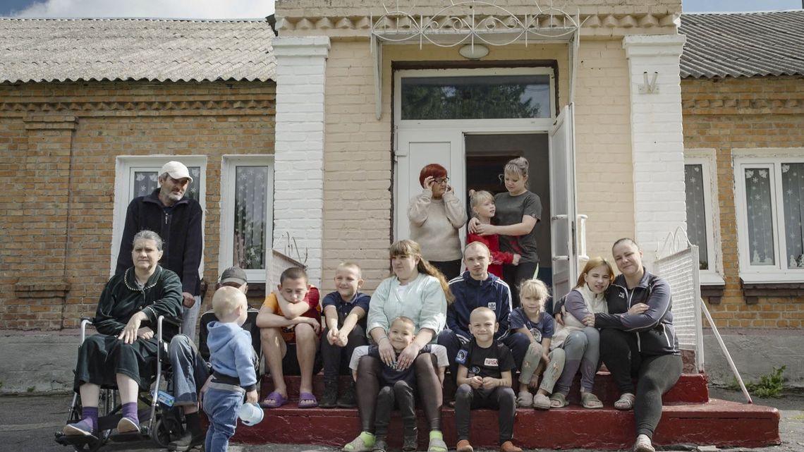 Tetiana Kyselyova mit anderen Bewohnerinnen und Bewohnern der Notunterkunft von Sadky