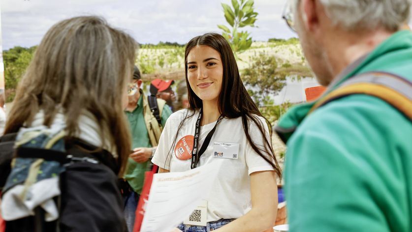 Messestand von Brot für die Welt und Missio auf dem Messegelände, beim Kirchentag 2023 in Nürnberg.