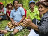 Eine landwirtschaftliche Beraterin spricht mit Kleinbäuerinnen in Buatarrung/Indonesien.