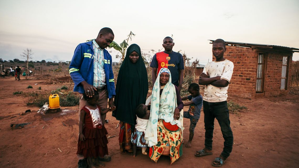 Der Zimmermann Issa Saide mit seiner Familie (Ehefrau Anica Assumane, Mutter Ulena, Töchter Sifa und Yutufa sowie Söhne Alima, Said und Brisa) in Corrane am 8. Oktober 2025.Projektpartner: CEDES