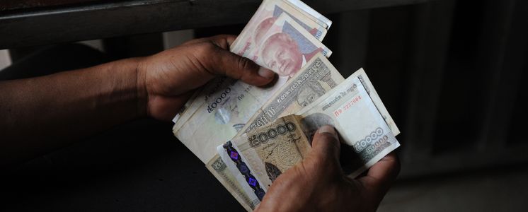 Asien, Suedostasien, Southeast asia, Kamodscha, Cambodia, CEDAC, Geld, Kredit, Kreditvergabe, Buchfuehrung, Geldbuendel, Geldschein, Hand, Geste, Südostasien, Buchführung