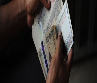 Asien, Suedostasien, Southeast asia, Kamodscha, Cambodia, CEDAC, Geld, Kredit, Kreditvergabe, Buchfuehrung, Geldbuendel, Geldschein, Hand, Geste, Südostasien, Buchführung