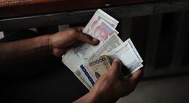 Asien, Suedostasien, Southeast asia, Kamodscha, Cambodia, CEDAC, Geld, Kredit, Kreditvergabe, Buchfuehrung, Geldbuendel, Geldschein, Hand, Geste, Südostasien, Buchführung
