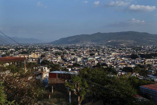 Oaxaca, Mexiko, 21.11.2025: Blick über Oaxaca von einem beliebten  Aussichtspunkt an einem Hügel aus gesehen.Partnerorganisation: Consorcio