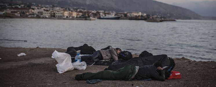 GRC, Griechenland, Chios, 30.09.2015: Gerade angekommene umidentifizierte  Flüchtlinge schlafen am Strand nahe des Hafens von Chios Town. Der Leiter der Diakonie Katastrophenhilfe, Martin Kessler ist auf einem Kurzbesuch auf der Insel Chios um sich ein Bild der Lage der dort ankommenden Flüchtlinge zu machen und um Mitarbeiter von Parteiorganisationen zu treffen. Chios ist nur 7 km von der Türkischen Küste entfernt und jeden Tag erreichen Schlauchboote die Insel. Nach Zählung der lokalen Polizei allein allein im September 2015 über 13.000.(Hermann Bredehorst/ Diakonie Katastrophenhilfe)