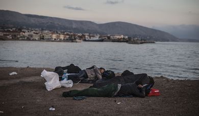 GRC, Griechenland, Chios, 30.09.2015: Gerade angekommene umidentifizierte  Flüchtlinge schlafen am Strand nahe des Hafens von Chios Town. Der Leiter der Diakonie Katastrophenhilfe, Martin Kessler ist auf einem Kurzbesuch auf der Insel Chios um sich ein Bild der Lage der dort ankommenden Flüchtlinge zu machen und um Mitarbeiter von Parteiorganisationen zu treffen. Chios ist nur 7 km von der Türkischen Küste entfernt und jeden Tag erreichen Schlauchboote die Insel. Nach Zählung der lokalen Polizei allein allein im September 2015 über 13.000.(Hermann Bredehorst/ Diakonie Katastrophenhilfe)