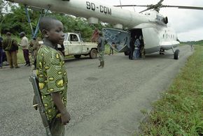 Zweimal am Tag landet ein Hubschrauber auf der asphaltierten Straße nach Walikale (DR Kongo), um Coltan abzutransportieren.