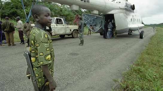 Zweimal am Tag landet ein Hubschrauber auf der asphaltierten Straße nach Walikale (DR Kongo), um Coltan abzutransportieren.