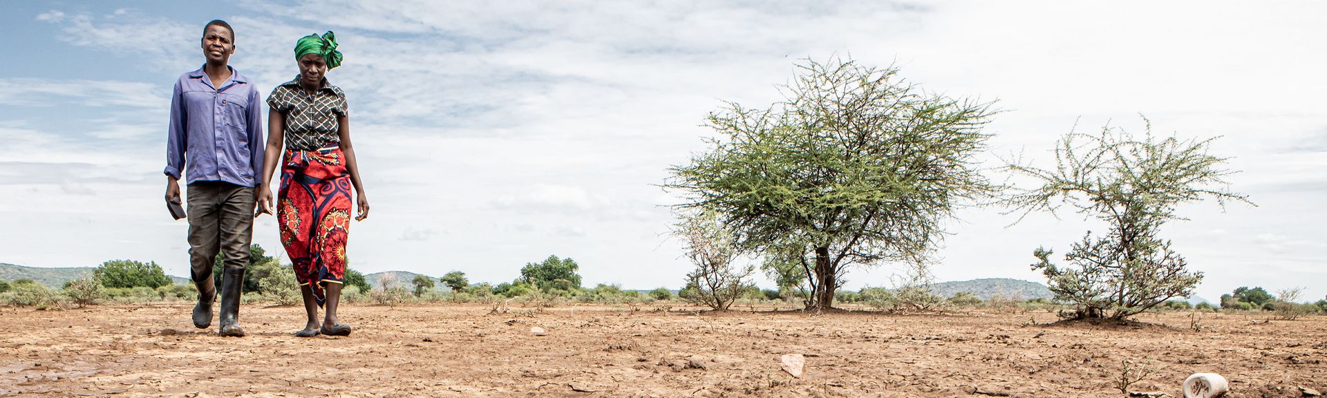 Dürre in Chimanimani Kuda Gudyanga (46) und seine Frau NoMatter (39) in Nyanyadzi, Chimanimani an der Ostgrenze Simbabwes. Die Region hat eine schwere Dürre erlebt und ist vom Klimawandel stark betroffen. Dadurch sind die Kleinbauern von großen Verlusten bei der Ernte und dem Viehbestand bedroht.Projektpartner: Towards Sustainable Use of Resources Organisation (TSURO)