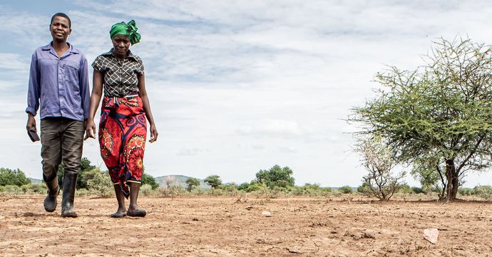 Kuda Gudyanga (46) und seine Frau NoMatter (39) in Nyanyadzi, Chimanimani an der Ostgrenze Simbabwes. Die Region hat eine schwere Dürre erlebt und ist vom Klimawandel stark betroffen. Dadurch sind die Kleinbauern von großen Verlusten bei der Ernte und dem Viehbestand bedroht.Projektpartner: Towards Sustainable Use of Resources Organisation (TSURO)