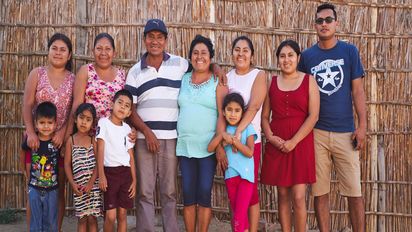 Peru, CEDEPAS NORTE, Region Piura, La Huaca. Familienportrait. Von Links nach Rechts (Oben): Schwägerin Pamela, die älteste Tochter Danitza, Vater Francisco Imán Vílchez (Asociación Valle del Chira), Mutter Elizabeth Mendoza Fernández, die mittlere Tochter Judit, die jüngste Tochter Maria Lorena und ihr Freund Misael. Unten: Enkelkinder Yair, Bianca, Diego und Lucero.Vor 5 Jahren war die Familie fast mittelos, heute haben sie ein gutes Einkommen durch Fair Trade Bananen.