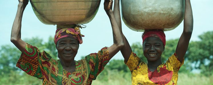 Afrika_Tschad_Mandanan_Wassertraegerinnen