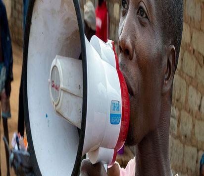 Matthew Zawalo spricht in ein Megafon