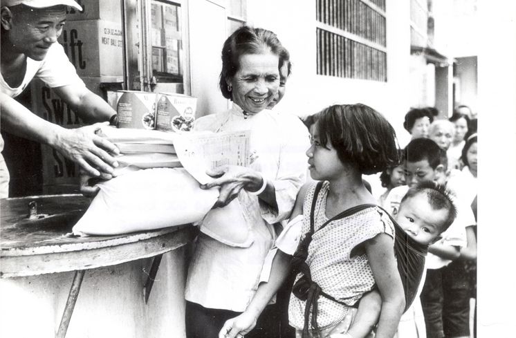 Foto: Bilderdienst BfdW Text auf Rückseite vom original Fotoabzug:Hongkong60.000 Menschen leben in Hongkong am unteren Rand der Existenz. Der Lutherische Weltdienst speist mit Unterstützung von BfdW zur Zeit täglich 14.000 Kinder. 600 Familien erhalten regelmäßig Nahrungsmittelhilfen. Mit den Kleiderspenden werden ungezählte Notleidende versorgt. Bilderdienst BfdW7 Stuttgart O, Stafflenbergstr. 76 Telefon (0711)20511 Postscheckkonto Stuttgart 8001