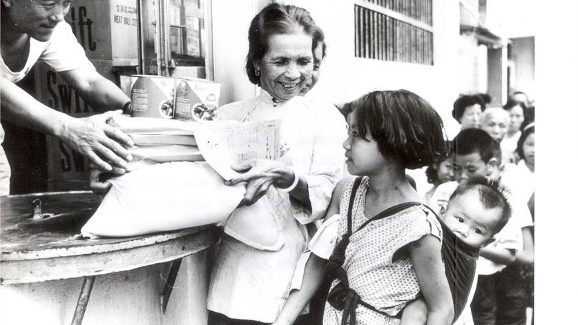 Text auf Rückseite vom original Fotoabzug:Hongkong60.000 Menschen leben in Hongkong am unteren Rand der Existenz. Der Lutherische Weltdienst speist mit Unterstützung von BfdW zur Zeit täglich 14.000 Kinder. 600 Familien erhalten regelmäßig Nahrungsmittelhilfen. Mit den Kleiderspenden werden ungezählte Notleidende versorgt. Bilderdienst BfdW7 Stuttgart O, Stafflenbergstr. 76 Telefon (0711)20511 Postscheckkonto Stuttgart 8001