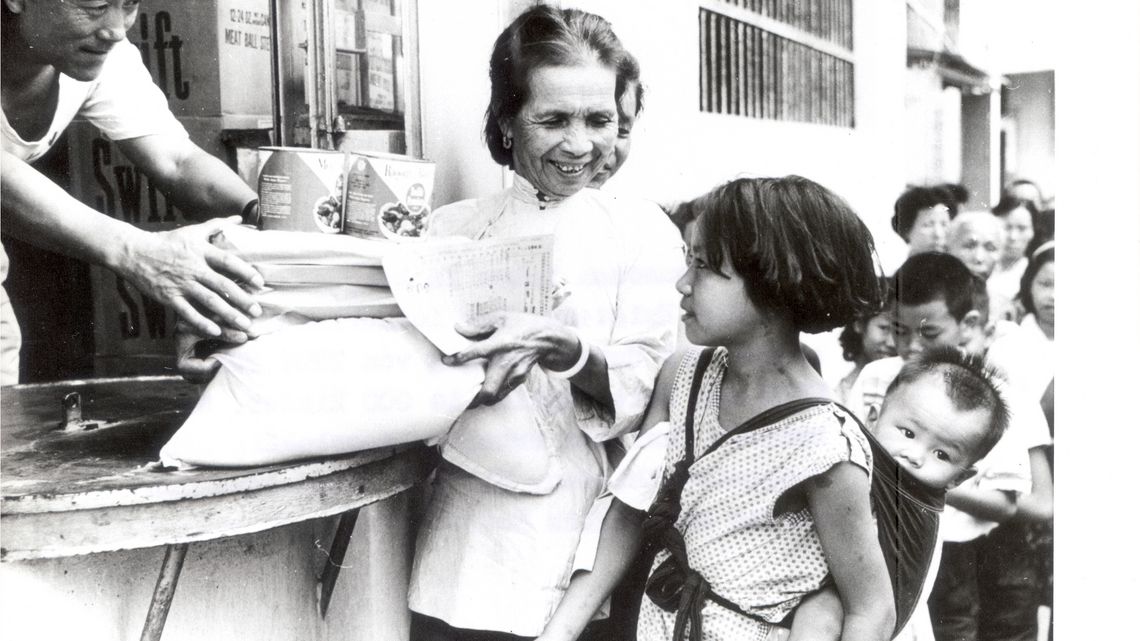 Text auf Rückseite vom original Fotoabzug:Hongkong60.000 Menschen leben in Hongkong am unteren Rand der Existenz. Der Lutherische Weltdienst speist mit Unterstützung von BfdW zur Zeit täglich 14.000 Kinder. 600 Familien erhalten regelmäßig Nahrungsmittelhilfen. Mit den Kleiderspenden werden ungezählte Notleidende versorgt. Bilderdienst BfdW7 Stuttgart O, Stafflenbergstr. 76 Telefon (0711)20511 Postscheckkonto Stuttgart 8001