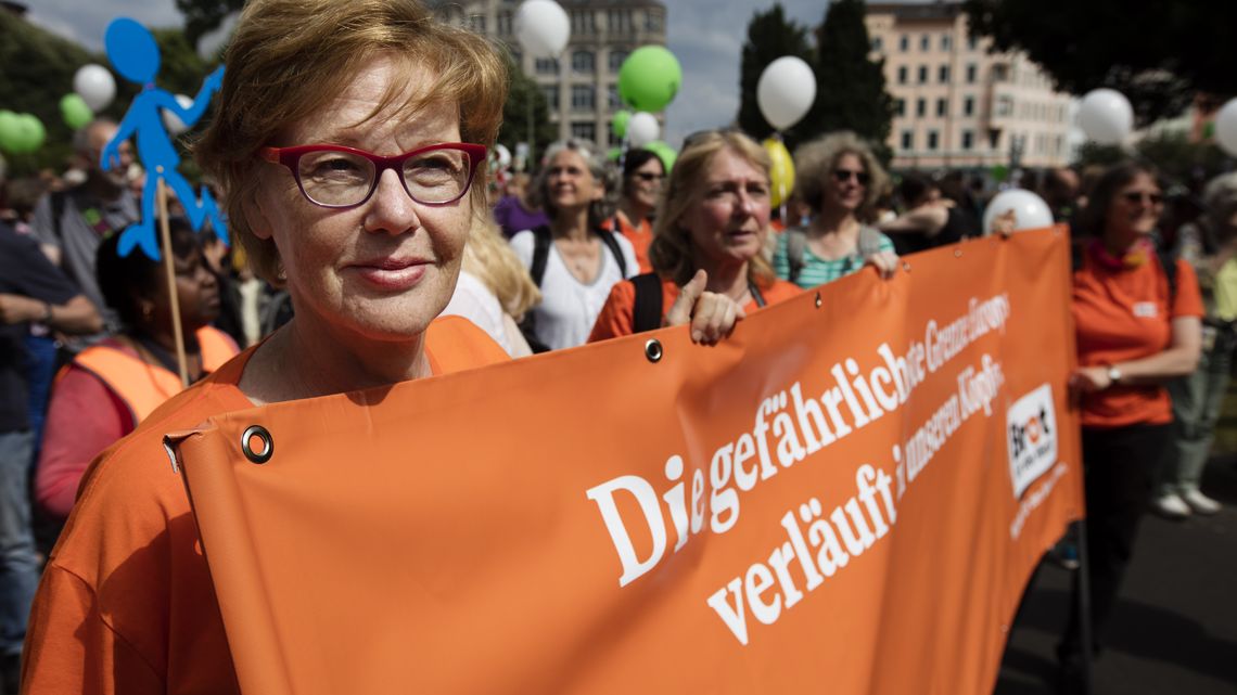 DEU, Deutschland, Berlin, 19.06.2016: Cornelia Füllkrug-Weitzel, Brot für die Welt nimmt teil bei der Veranstaltung: Hand in Hand gegen Rassismus - für Menschenrechte und Vielfalt auf dem Oranienplatz in Berlin.(Hermann Bredehorst / Brot für die Welt)