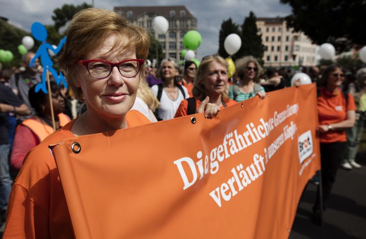 DEU, Deutschland, Berlin, 19.06.2016: Cornelia Füllkrug-Weitzel, Brot für die Welt nimmt teil bei der Veranstaltung: Hand in Hand gegen Rassismus - für Menschenrechte und Vielfalt auf dem Oranienplatz in Berlin.(Hermann Bredehorst / Brot für die Welt)