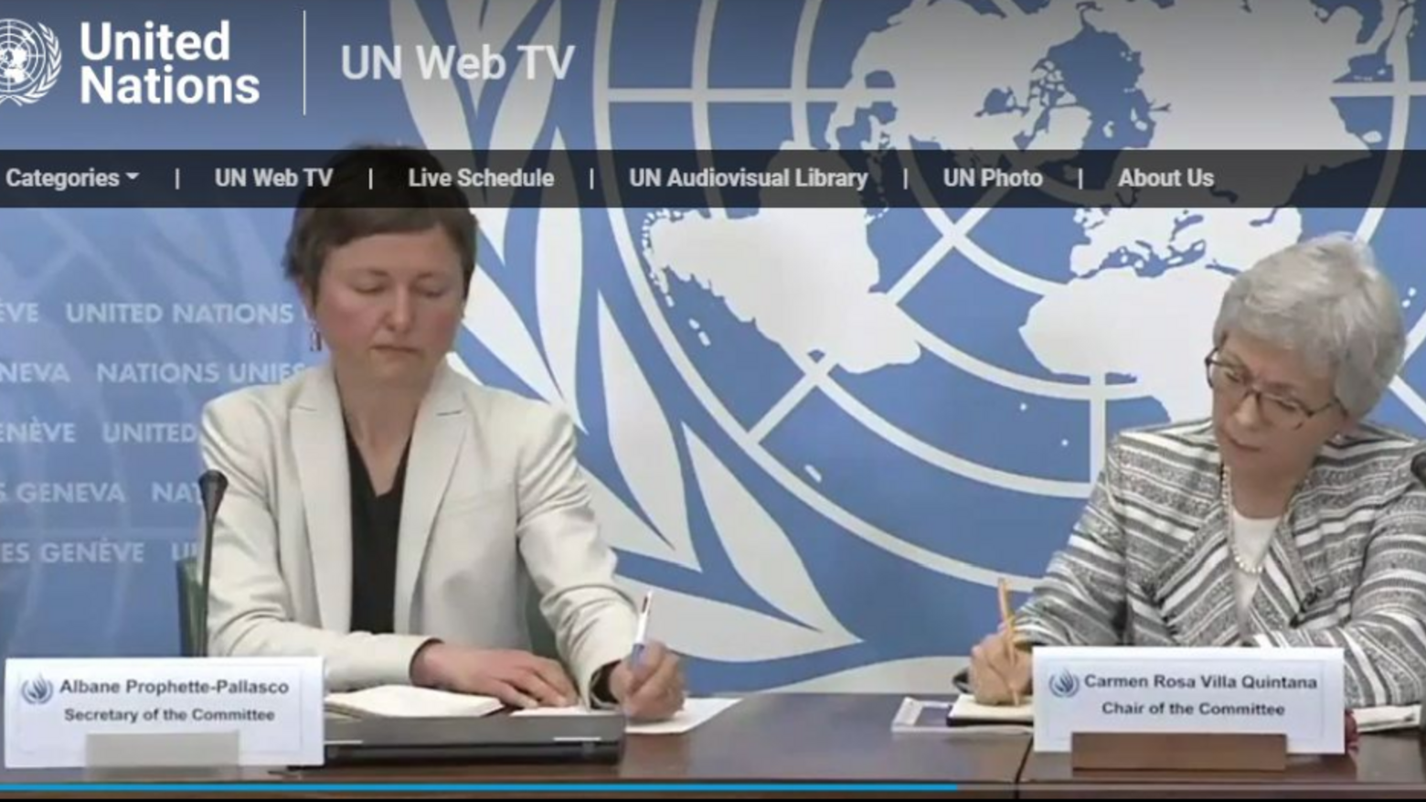 die Vorsitzende des UN-Ausschusses stellt den Bericht zu Mexiko in Genf in einer virtuellen Pressekonferenz vor 