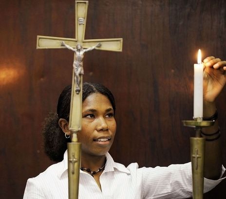 Frau hält Kreuz