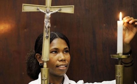 Frau hält Kreuz