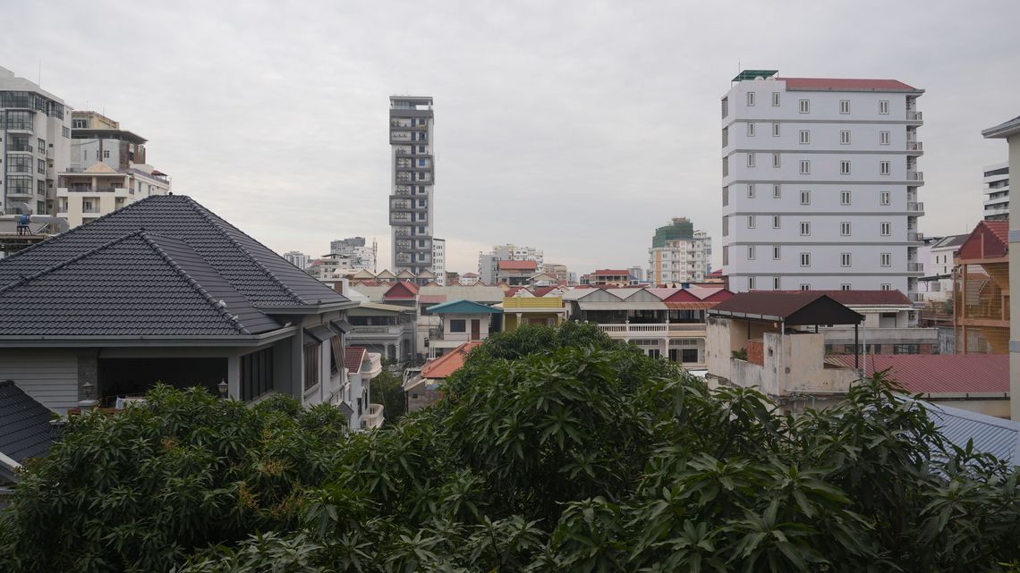 Blick auf die Dächer Phnom Penhs