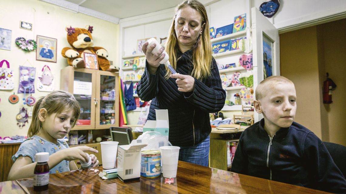 Novoye Vremya, AIDS, HIV, Jekaterinburg, Russland,Abendliche Medikamenteneinnahme bei Swetlana Worobjova und ihren ebenfalls HIV infizierten Kinder Kristina Worobjova und Kolja Worobjova im Zentrum der Hilfsorganisation Novoye Vremya in Jekaterinburg, wo die Familie viele Hilfestellungen bei der Bewaeltigung ihres Lebens mit dem Virus und ihrer sozialen Situation bekommt.
