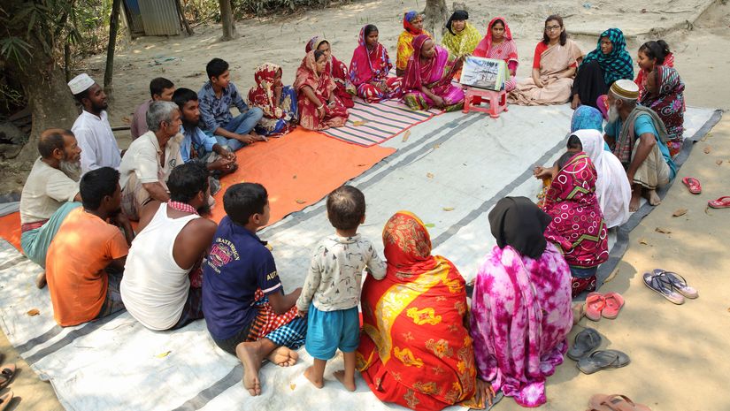 Aklima Begum leitet mit Juliate Keya Malakar das Katastrophentraining in Charlathimara.