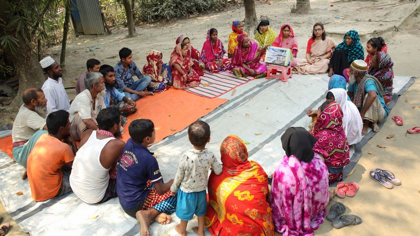 Aklima Begum leitet mit Juliate Keya Malakar das Katastrophentraining in Charlathimara.