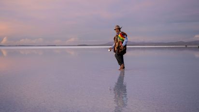 Der Gemeinde-Vertreter der Nation Lipez Edmundo Nino Coria steht auf dem Salzsee Salar de Uyuni 