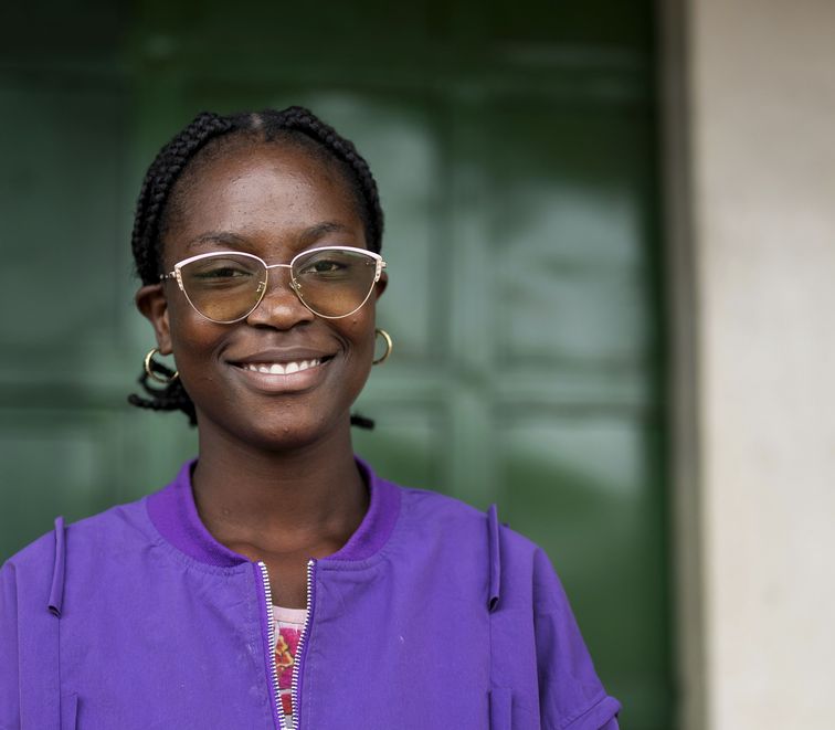 Marlene wird vor dem Jugendzentrum von Mwana Pwo in Saurimo portraitiert.Projektpartner: Mwana Pwo