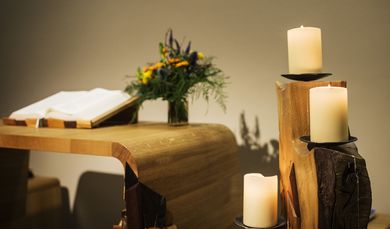 DEU, Deutschland, Berlin, 22.02.2016: Eine Bibel liegt im Andachtsraum der Diakonie Katastrophenhilfe.(Hermann Bredehorst / Diakonie Katastrophenhilfe)