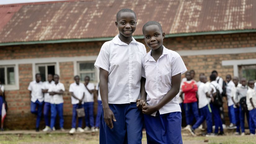Bien Aimé Ambire Namegabe (14) und ihre Schwester Birugu (12) besuchen das Institut Namurhera in Kaziba im Ostkongo.
