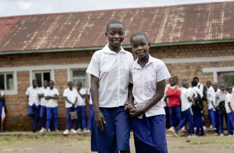 Bien Aimé Ambire Namegabe (14) und ihre Schwester Birugu (12) besuchen das Institut Namurhera in Kaziba im Ostkongo.