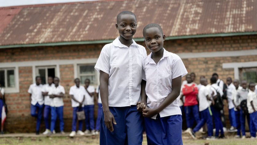 Bien Aimé Ambire Namegabe (14) und ihre Schwester Birugu (12) besuchen das Institut Namurhera in Kaziba im Ostkongo.