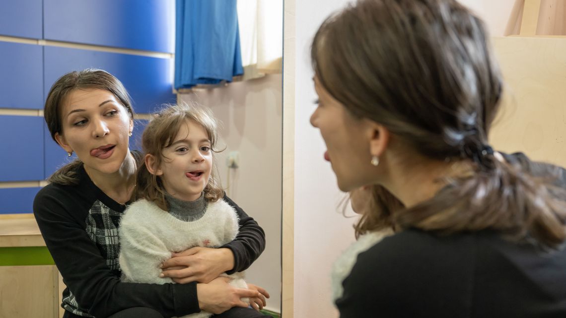 Milena übt mit ihrer Logopädin Liana Enyatyan 