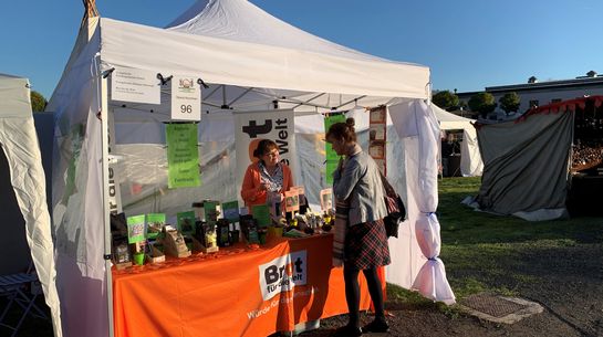 Ute Greifenstein verkauft faire Produkte beim Bauernmarkt in Erbach