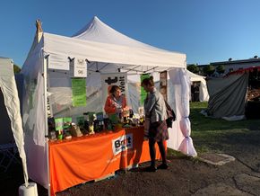 Ute Greifenstein verkauft faire Produkte beim Bauernmarkt in Erbach