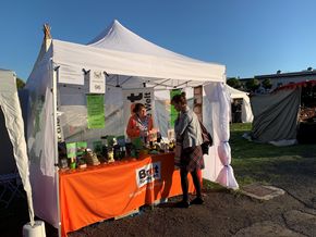 Ute Greifenstein verkauft faire Produkte beim Bauernmarkt in Erbach