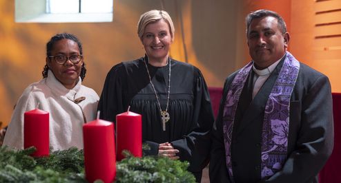 Vani D. Catanasiga (Projektpartnerin FCOSS Fidschi), Dagmar Pruin und James Bhagwan am Altar.