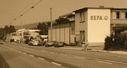 Schwarz-Weiß Aufnahme der Straße vor dem GEPA Gebäude